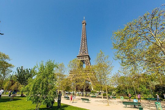 Eiffel Tower Access Tour to 2nd Floor with Summit Option by Lift — photograph 2