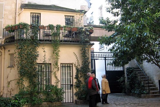 Chic and Classic: Saint-Germain-des-Prés Lifestyle Walking Tour — photograph 4