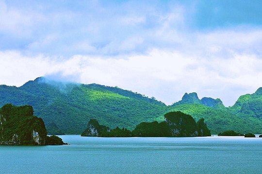 Overnight Bai Tu Long Bay and Ha Long Bay Cruise — photograph 4