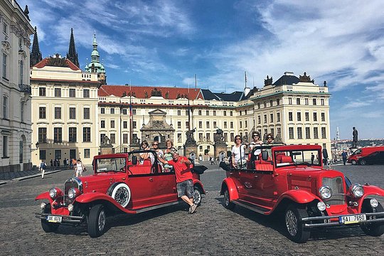1,5 hour oldtimer convertible Prague sightseeing tour — Foto 3