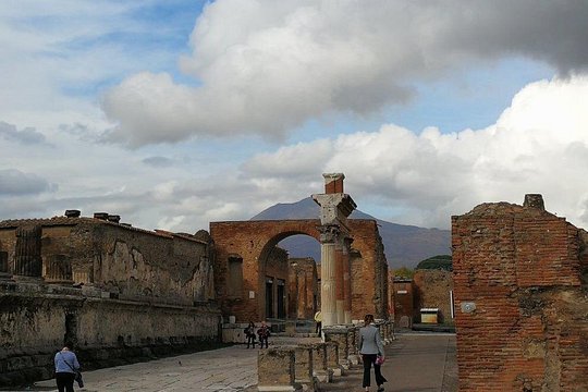 Explore Pompeii: 2-Hour Guided Walking Tour with Included Ticket — photograph 5