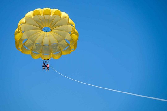 parasailing in Uvero Alto — photograph 3