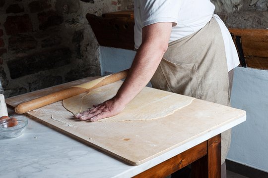 Small Group Pasta Making Class Wine Tasting in a Tuscan Castle — foto 3
