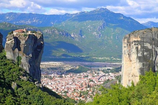 A unique day private tour to Meteora Monasteries from Athens — photograph 3