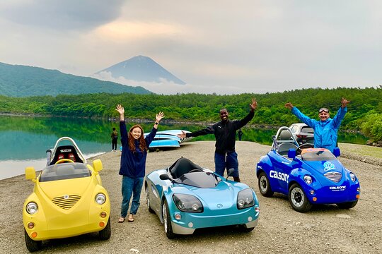 Cute & Fun E-Car tour following guide around Lake Kawaguchiko — billede 3