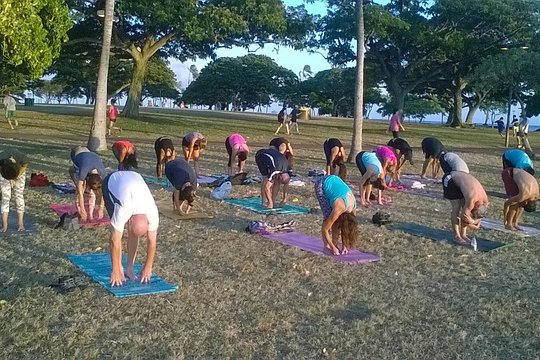 Sunset Yoga Flow at Magic Island — foto 3