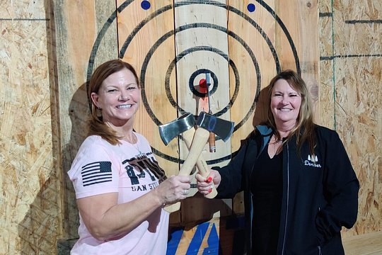 90 Minute Axe Throwing Guided Experience in Clearwater at Hatchet Hangout — billede 2