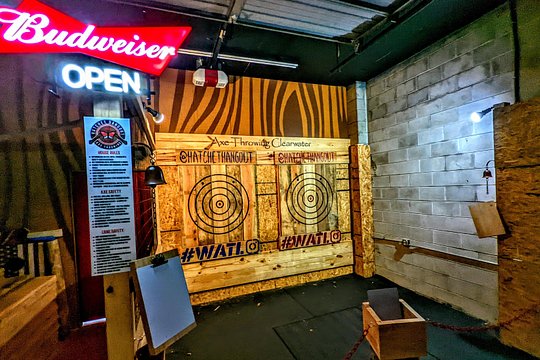 90 Minute Axe Throwing Guided Experience in Clearwater at Hatchet Hangout — billede 3
