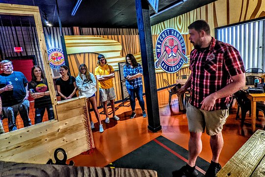 90 Minute Axe Throwing Guided Experience in Clearwater at Hatchet Hangout — billede 4
