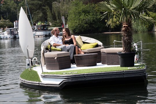 Vienna: E-Boat Rental on Danube: Private Floating Island — photograph 3
