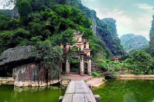 Full Day Hoa Lu Tam Coc Excursion from Hanoi by Limousine — photograph 2
