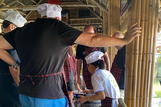 Cooking Class with Locals Chef in Tra Que Herbs Village — billede 4