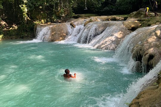 Exotic Blue Hole and Native Tour — photograph 5