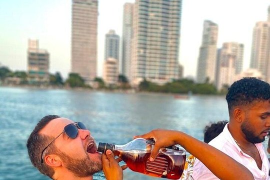Open bar sunset party in the bay sharing with natives — photograph 4