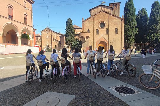 Bologna Classic Guide Bike Tour — photograph 2