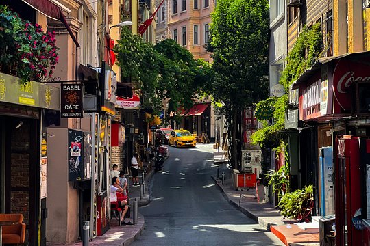 Strolling Through Istanbul's Artistic Streets — photograph 3