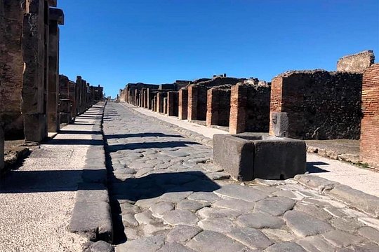 Pompeii : Shared Tour with Archaeologist Guide and Ticket Included — photograph 5