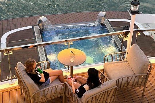 Halong Bay Luxury Dinner Cruise — photograph 3
