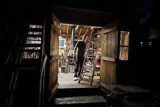 Meet a Working Blacksmith in a Colonial Town — Foto 5