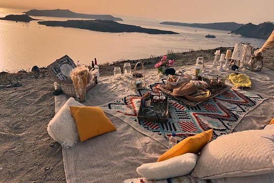 Private Santorini Sunset Picnic Experience — photograph 4