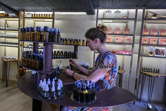 Grasse: 100% natural perfume creation workshop — photograph 5