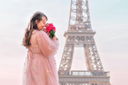 1 Hour Private Photo Session experience with the Eiffel Tower — photograph 2