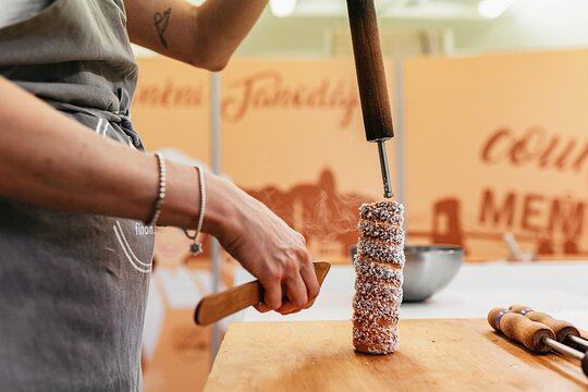 Chimney Cake Workshop Budapest Downtown - Kürtőskalács Class — photograph 2
