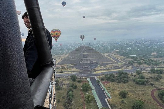 Teotihuacan balloon flight with cave breakfast + pyramids — photograph 4