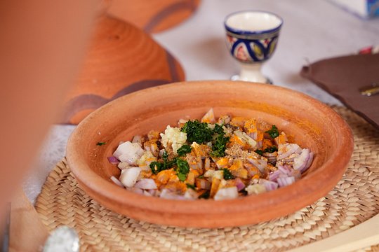 Marrakech Moroccan Cooking Class — Tajine & Mint Tea | Riad Nelia — billede 5
