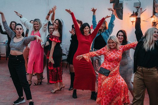 Barcelona Sangria & Salsa Dance Class with Bottomless Drinks — photograph 2