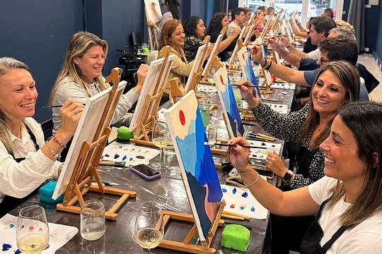Paint & Wine Workshop in Barcelona in creative studio — photograph 2
