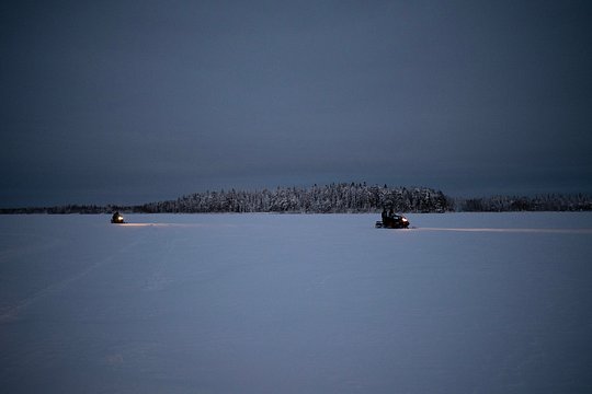 Small Group Pure Snowmobile Night Experience — صورة 5