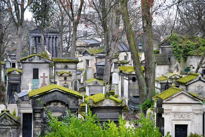 Pere Lachaise Cemetery Walking Tour in Paris
