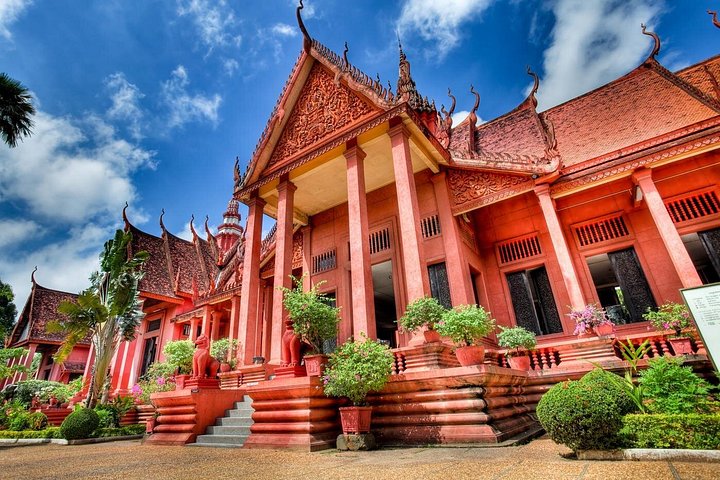 4 Hours Private Phnom Penh National Museum and Royal Palace Tour