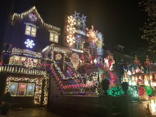 Dyker Heights Christmas Wonderland Bus Tour with Holiday Treat
