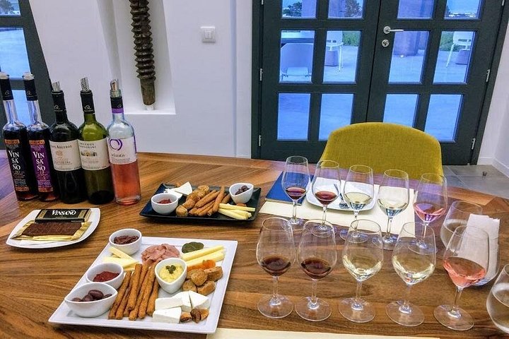 Private Santorini History and Wine Tasting 5-Hour Tour