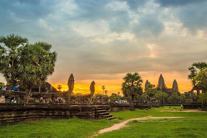 Angkor Wat Sunrise Cycling Tour