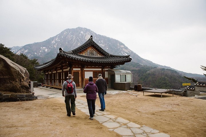 Seoul Mountain Hike with a Folklorist: Temples & Korean Meal