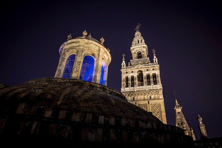 Sevilla nocturna: tour guiado por Sevilla y Judería