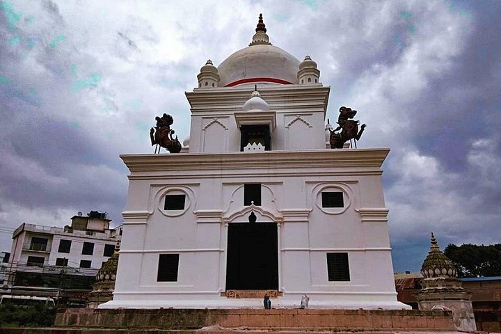 Walk along the Bagmati River (16 heritage monuments in 2 kilometers)