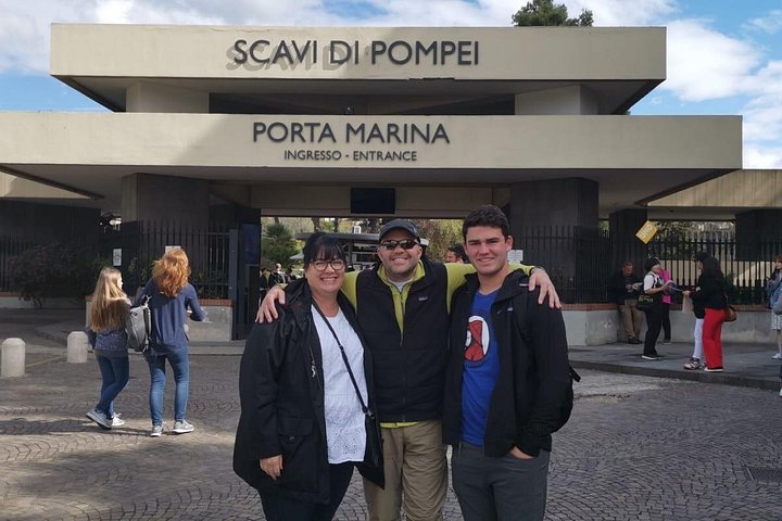 Pompeii SkipTheLine and Positano Fullday from Rome