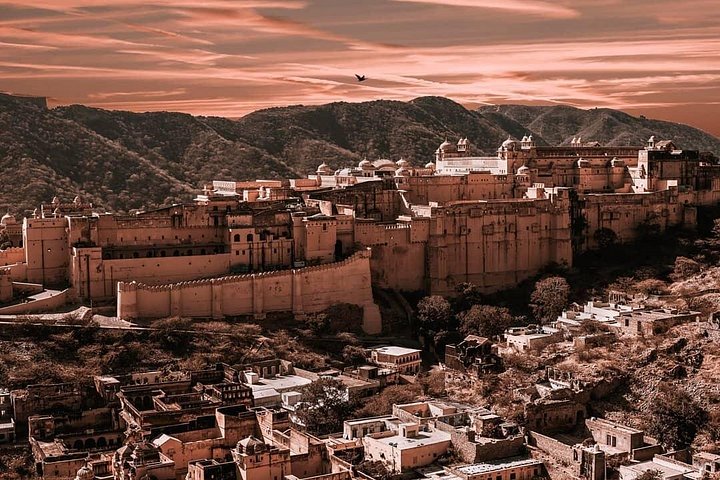 Iconic forts of Jaipur with a visit to handicraft emporium