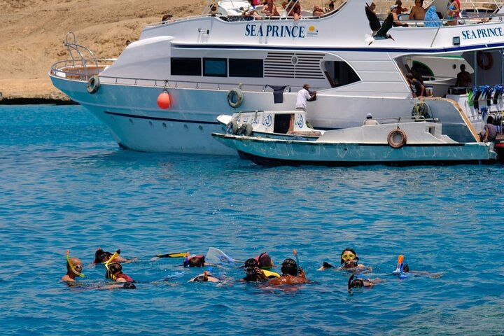 Giftun Island Full-Day Snorkeling Cruise with Lunch