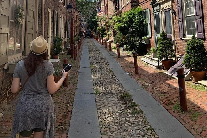 Mysteries on the Move: Scavenger Hunt in Savannah