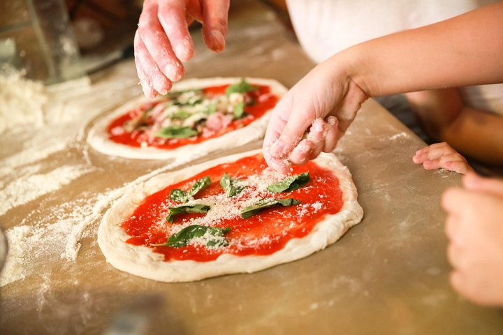 The Art of Pizza and Tiramisu Class with Tastings in Naples