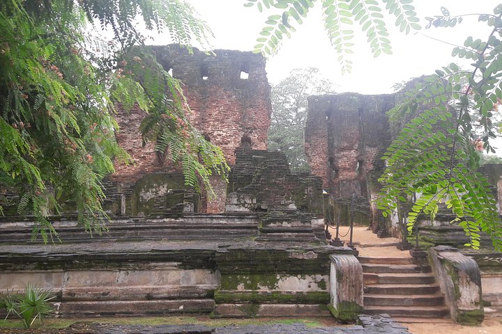 Colombo To Polonnaruwa,Dambulla,Sigiriya & Kandy 3 Day Tour