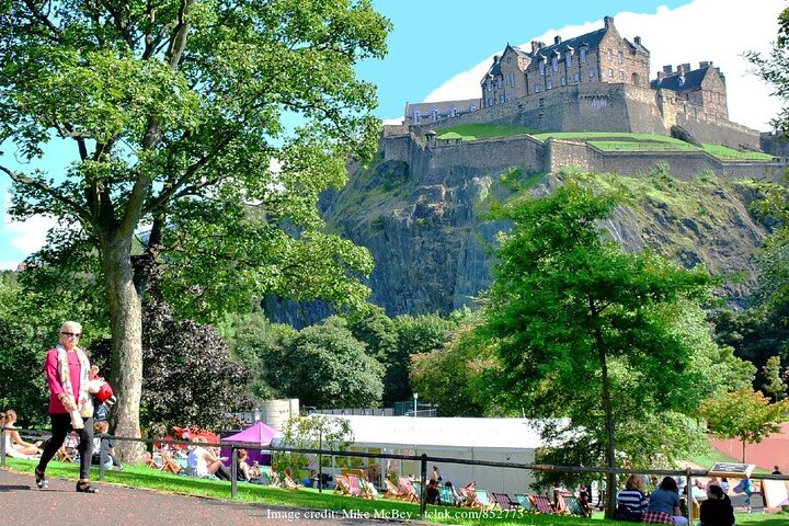 Private Full-Day Walking Tour in Edinburgh with Edinburgh Castle