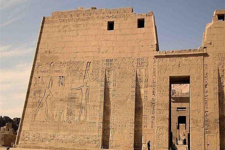 Private Tour To Valley of The Queens , Workers City & Habu Temple