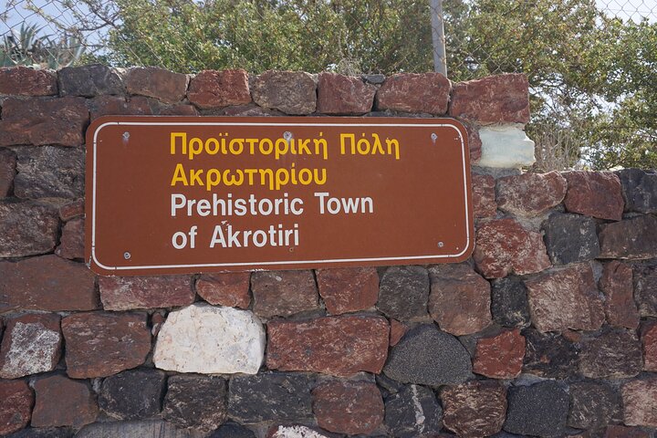 Exploring Akrotiri: Private Walking Tour of Santorini