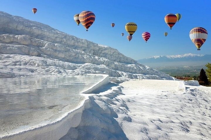 Montgolfière au-dessus des merveilles de Pamukkale
